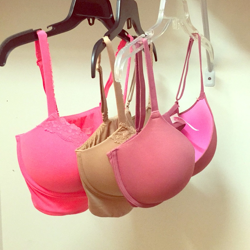 CLOSET CLOSING 8/1- 3 Victoria’s Secret Bras 32DD